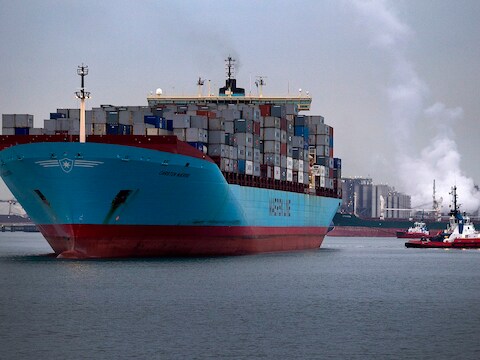 Een cargoschip in de Rotterdamse haven.