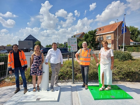 Van links naar rechts: Gianni Swaenepoel, verantwoordelijke technische dienst IVIO, Ellen Algoet, duurzaamheidsambtenaar Ledegem, Bart Dochy, burgemeester Ledegem, Jan Heus, exploitatieverantwoordelijke exploitatiemanager IVIO en Greta Vandeputte, eerste schepen Ledegem.