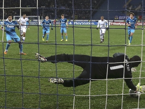 Helton keert de penalty van Hulk.