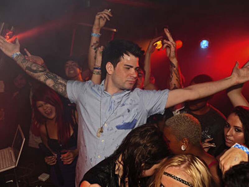 Hunter Moore laat zich uitgebreid fêteren in de wildste nachtclubs. Zijn advies: "Laat gewoon nooit naaktfoto's van je nemen. Dan kom nooit in zulke problemen."