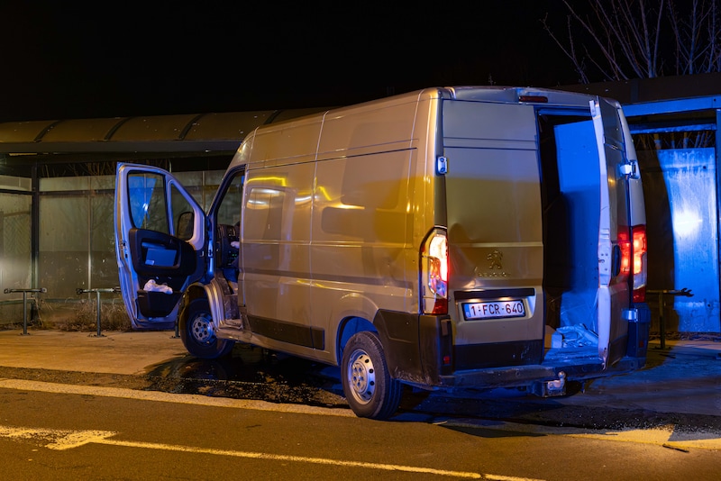 Los perpetradores se estrellaron en el estacionamiento de vehículos compartidos.