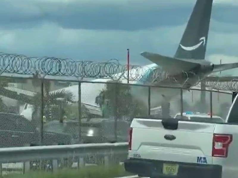 Beelden tonen hoe vliegtuig van de landingsbaan schiet in Miami: cargotoestel botst op truck