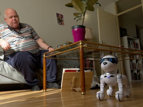 Nederlander Erik kiest voor robothond Pluto als huisdier: “Ik voel de band tussen ons groeien”