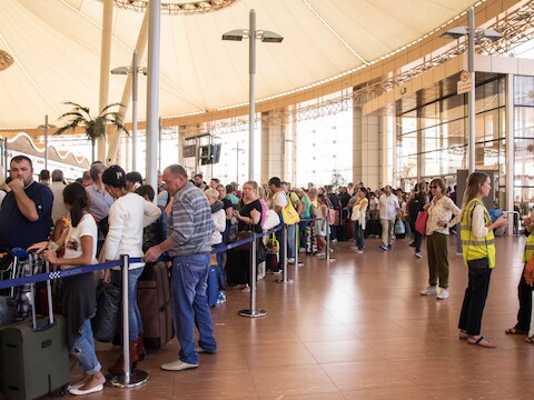 Toeristen schuiven aan om naar huis te vliegen op de luchthaven van Sharm el-Sheikh.