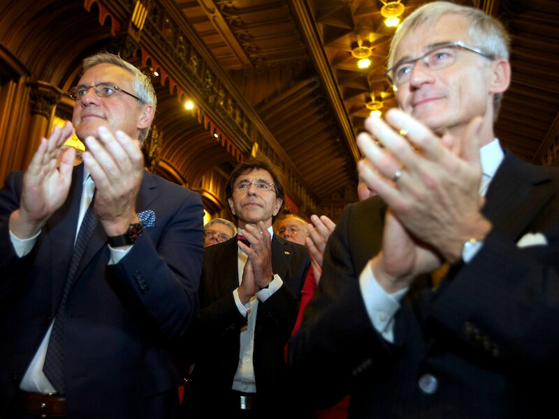 Vlaamse onderhandelaars Kris Peeters (CD&amp;V) en Geert Bourgeois (N-VA) naast ontslagnemend premier Elio di Rupo (PS), vanmiddag op het Brusselse stadhuis.