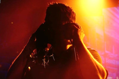 KIJK. Raad jij wie ‘Can you feel the love tonight’ zingt? Mysterieuze BV trapt nieuwe wedstrijd af op Qmusic