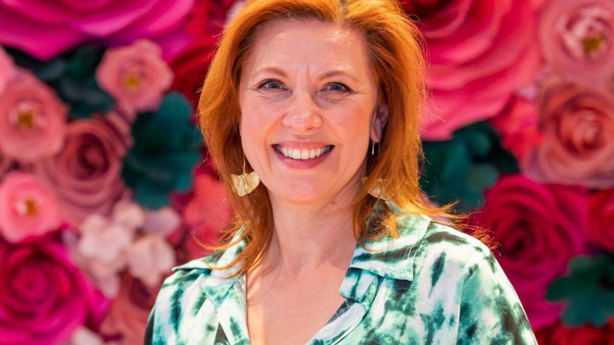 Familie'-actrice Sandrine André over dronken avonden en naaktzwemmen. “Ik  heb toen héél veel geluk gehad” | Stoute vragen aan... | hln.be