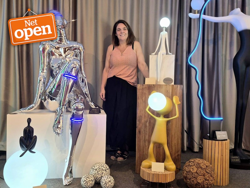 NET OPEN. Conny (55) en Vincent (62) openen showroom met sculpturale designverlichting in Oekene: “We zeiden altijd dat we nooit lampen zouden verkopen”