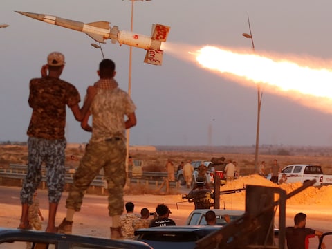 Libische strijdkrachten vuren een raket af op IS-militanten in Sirte.