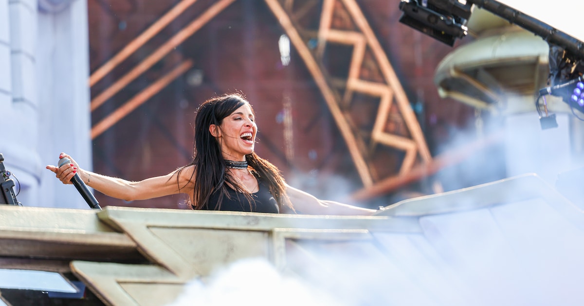B Jones is de eerste Spaanstalige dj op de mainstage van Tomorrowland ...