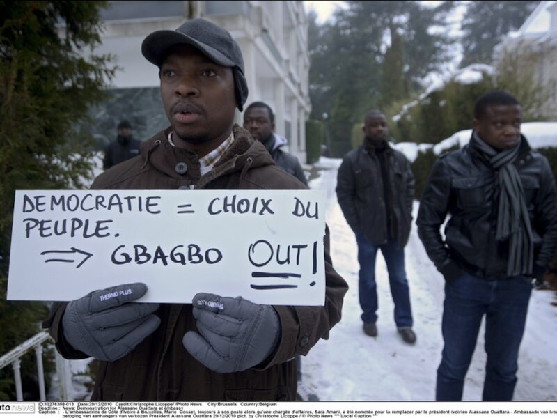 Betogers voeren actie voor de Ivoriaanse ambassade in Brussel.