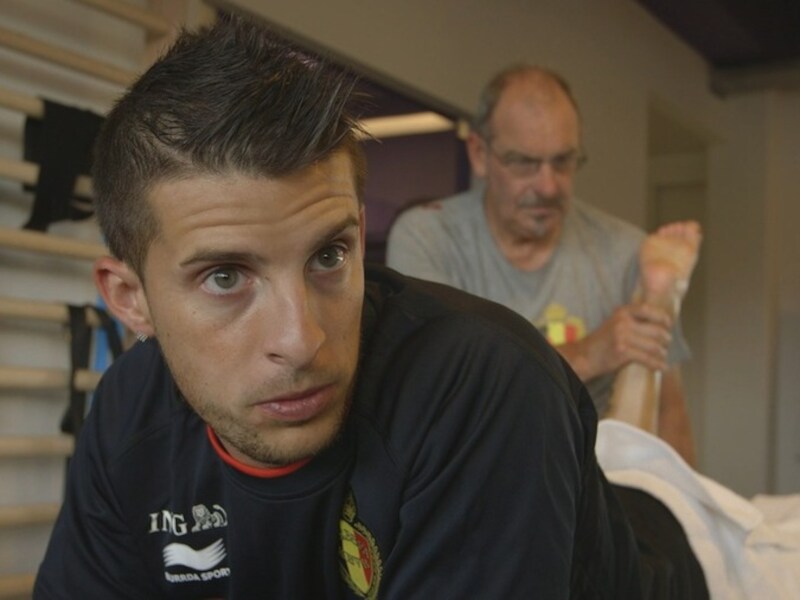 Kevin Mirallas krijgt een massage, een beeld uit de nieuwe VRT-docureeks 'Iedereen Duivel'.