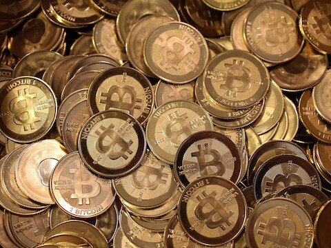 Na het sluiten van Silk Road kelderde de koers van de Bitcoin, de digitale valuta waarmee drugs werden aangekocht.