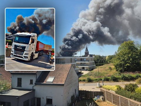 De rookpluim, afkomstig van een brand bij bouwbedrijf André Celis (inzet) is tot ver in de omtrek te zien.