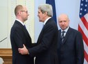 Kerry wordt begroet door interim-premier Arseni Jatsenjoek (L) en interim-president Oleksandr Toertsjinov.