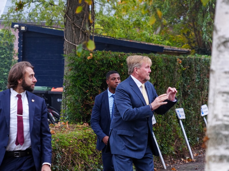 De koning schrok zichtbaar van de man.