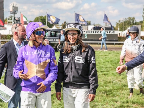 Julie Vermeire naast schepen Cindy Vanhoutte.