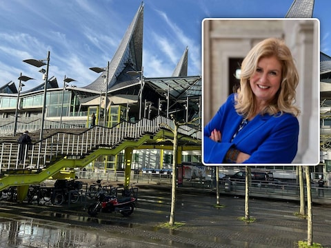 Justitiepaleis van Antwerpen op de Bolivarplaats. Kleine foto: advocate Tanja Smit.