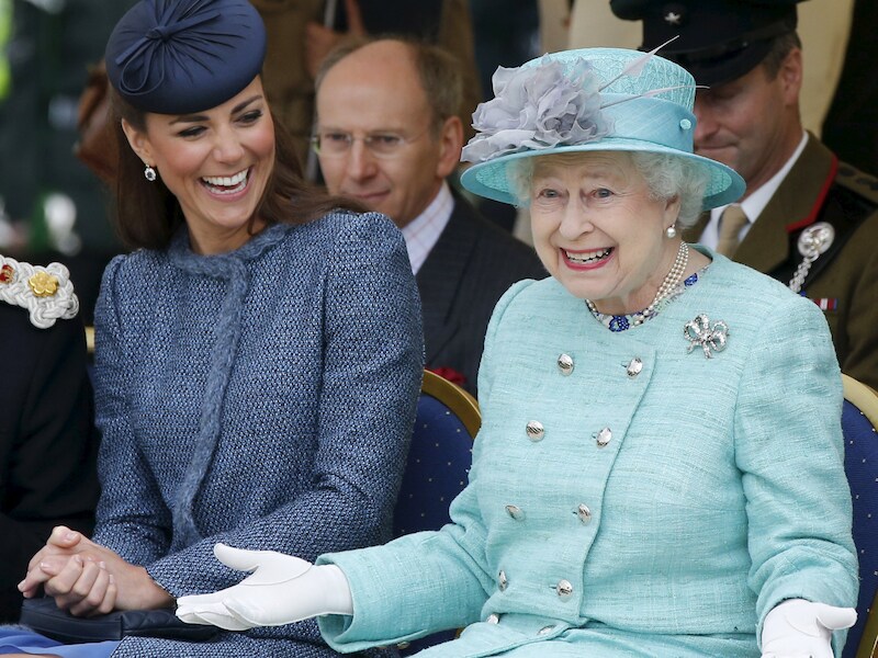 Elizabeth (rechts) met haar schoonkleindochter Kate, Duchess of Cambridge.