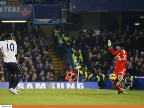 Lukaku had na 70 minuten de 0-1 aan de voet, maar schiet van dichtbij op Cech
