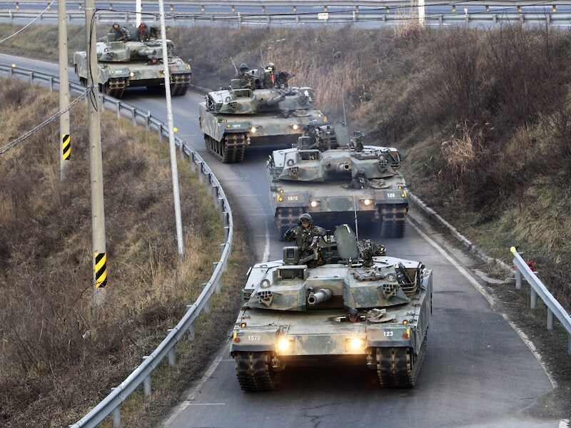 Zuid-Koreaanse tanks rijden richting de grens met Noord-Korea.