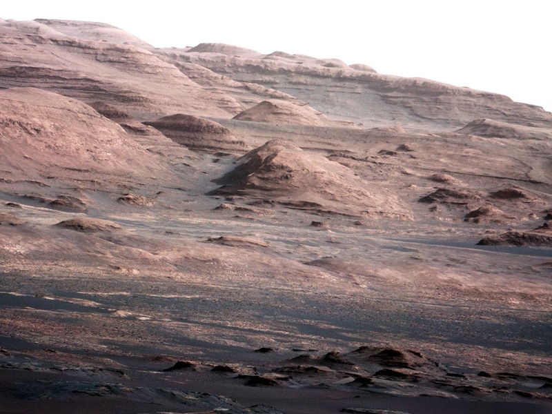 De eerste hogeresolutiefoto van 'Mount Sharp', het onderzoeksobject van de Marswagen Curiosity.