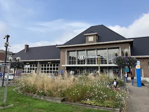 Aan het station van Lokeren liep een man rond met een mes zaterdagnacht.