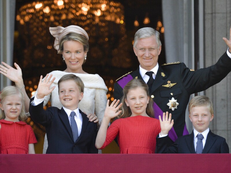 Koning Filip en koningin Mathilde met hun kinderen tijdens de troonswissel op 21 juli.