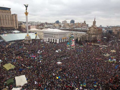 Een massale betoging op zondag op het Onafhankelijkheidsplein in Kiev. De oppositie had opgeroepen tot 'een mars van een miljoen', uiteindelijk kwamen er volgens schattingen zo'n 250.000 mensen opdagen.