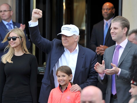 Donald Trump met zijn zoon Eric in volle kiescampagne in juni vorig jaar.