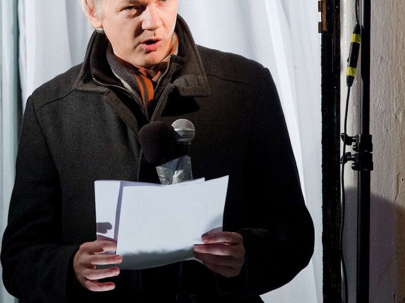 Julian Assange spreekt de media en zijn fans toe vanuit de Ecuadoraanse ambassade in Londen in 2012.