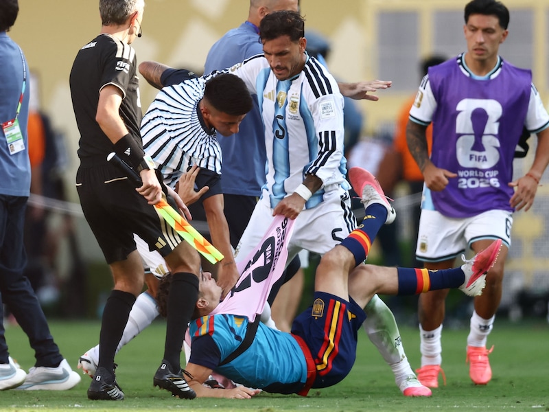 Met dank aan nieuwe regel FIFA: geschorste Leandro Paredes en Nahuel Molina kunnen al sneller terugkeren bij Argentinië na wanpraktijken in WK-finale