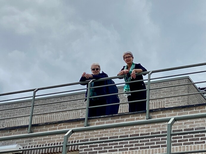 Familie verrast ‘moeke’ op haar 90ste verjaardag met spandoek en ...
