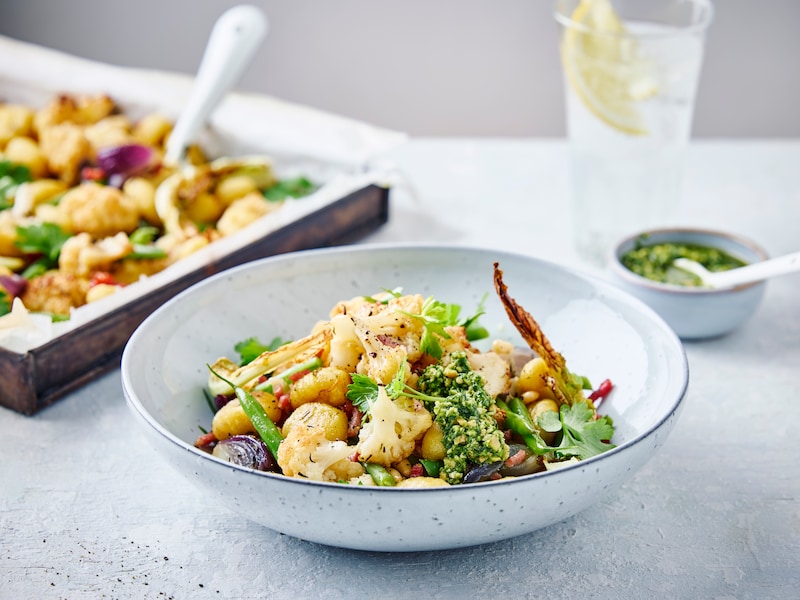 Praktisch en snel koken? Maak eens gnocchi met bloemkool, boontjes en spek op één plaat