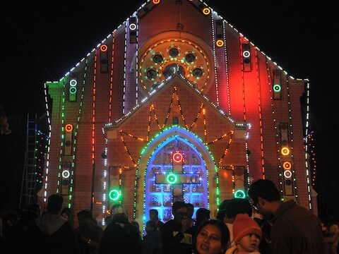 Indiase christenen wonen de middernachtmis bij in Ahmedabad. Open Doors ziet een trend naar toenemend 'religieus nationalisme' in Azië.