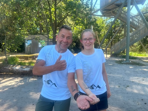 Ben en Marit met een zelfgemaakte tattoo voor hun ‘Everesting’. 