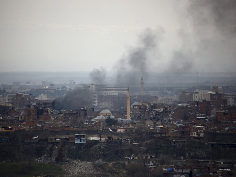 Beschadigde gebouwen tijdens aanvallen tussen Turkse troepen en Koerdische militanten in de wijk Sur in Diyarbakir, Turkije.