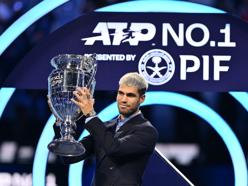 Straffer dan de ‘Grote Drie’: hoe Carlos Alcaraz op zijn leeftijd als nummer één van 2025 alle tennisgroten aftroeft