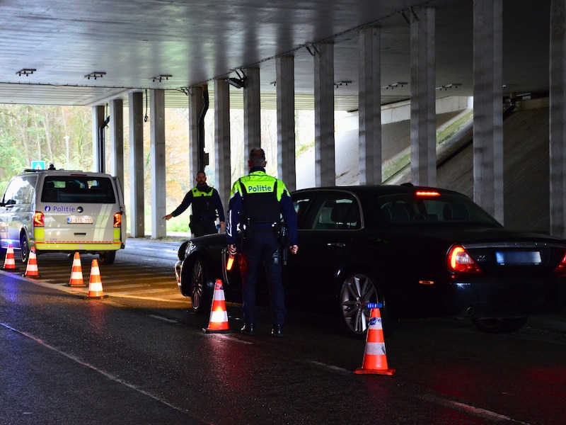 Politie controleert 53 personen in Zwijndrecht en Burcht tijdens overlastactie
