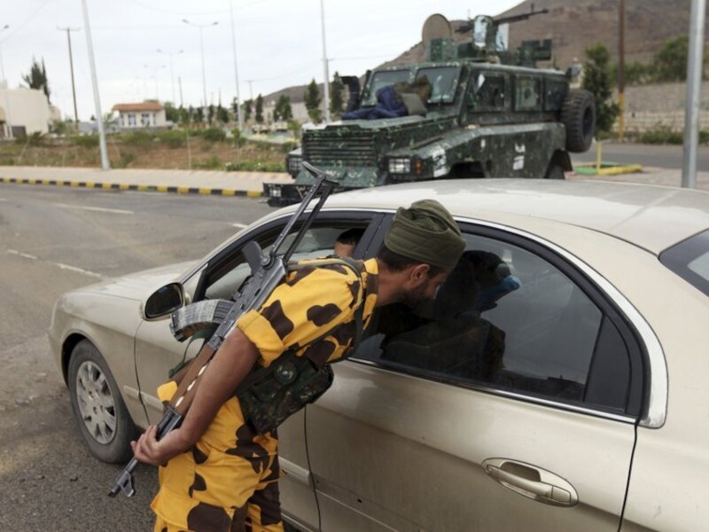 Een politieman controleert een auto bij de ingang van de Britse ambassade in Sana'a, Jemen, afgelopen week.