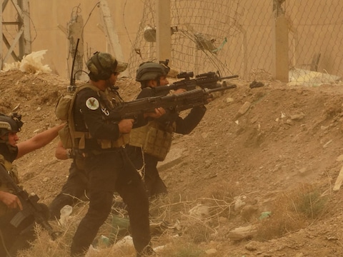 Soldaten strijden in Ramadi tegen IS.