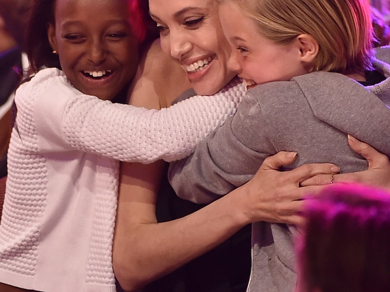 Angelina Jolie met dochters Zahara en Shiloh.