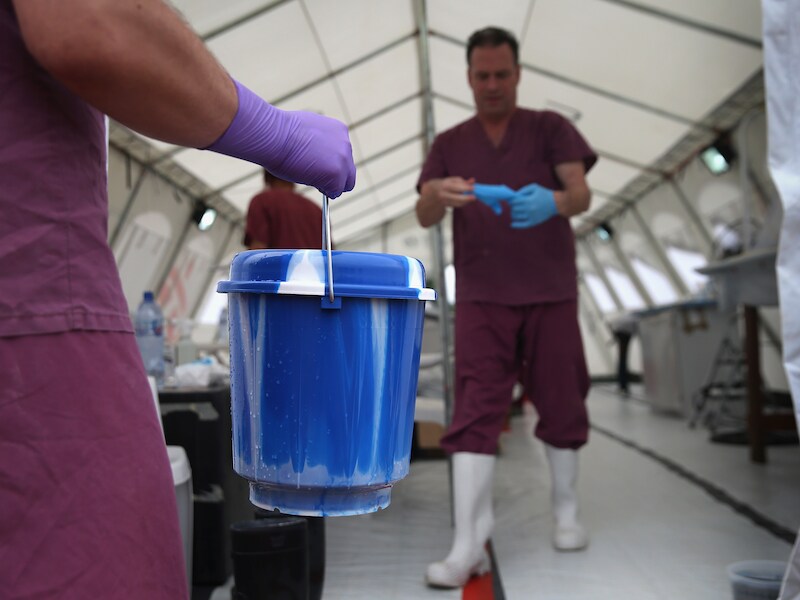 Een Amerikaanse wetenschapper overhandigt bloedstalen van vermoedelijke ebola-patiënten in een laboratorium nabij Monrovia.
