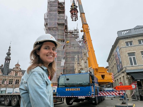 Een toren van het belfort wordt er afgehaald op de Grote Markt van Aalst.