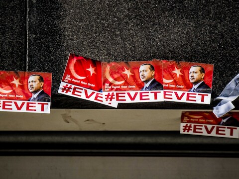 #Evet, Turks voor 'ja'. Via een referendum wil Erdogan meer macht naar zichzelf, de president, toetrekken.