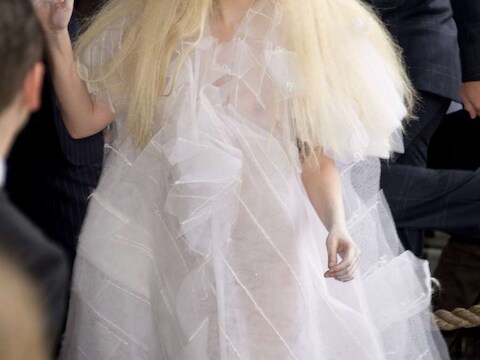 Lady Gaga verlaat het Ritz hotel in Berlijn.