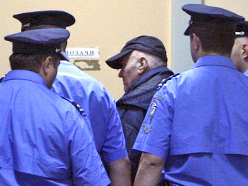 De eerste beelden van Ratko Mladic na zijn arrestatie.