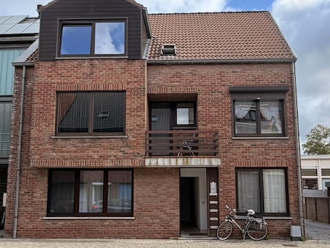 In deze woning werd het lichaam gevonden. De woning bevindt zich in de Doornboomstraat in Mol. Het is een huis met afzonderlijke flats, de vrouw werd rechts onderaan aangetroffen.

