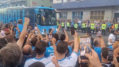 Met luide gezangen en rookbommen: fans verwelkomen Kevin De Bruyne, zoals verwacht in basis, en co aan het Diego Maradona-stadion
