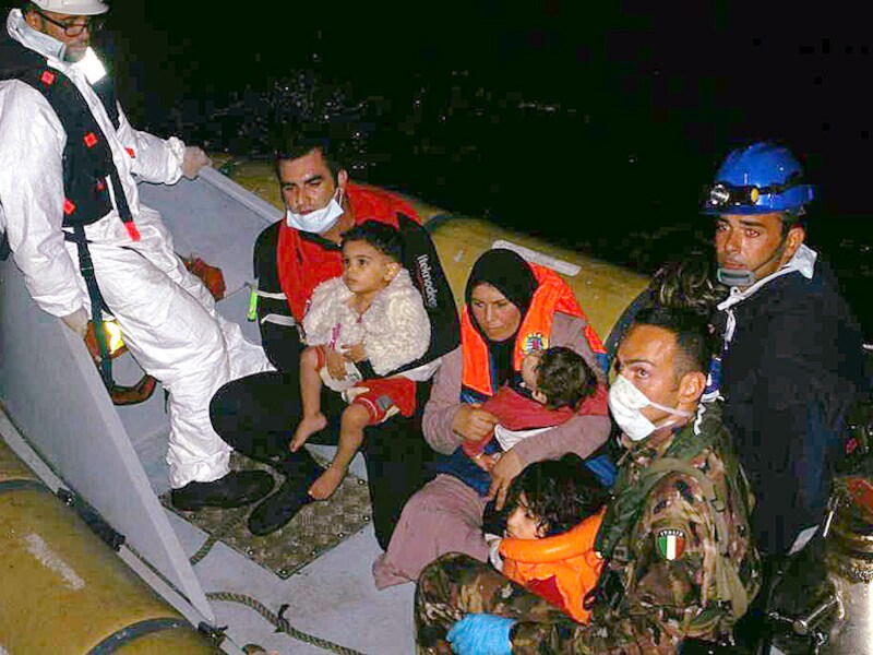 Een boot met vluchtelingen voor de kust van Sicilië.